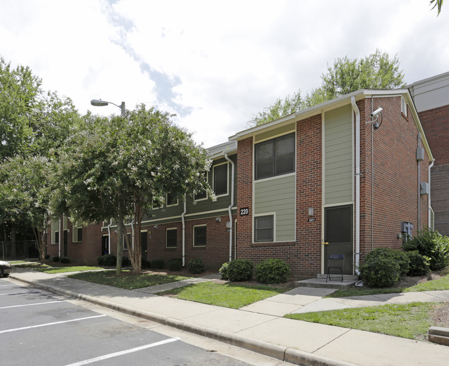 Victoria Square Apartments in Charlotte, NC - Building Photo