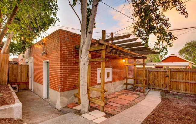 2440 N Gaylord St in Denver, CO - Building Photo - Building Photo