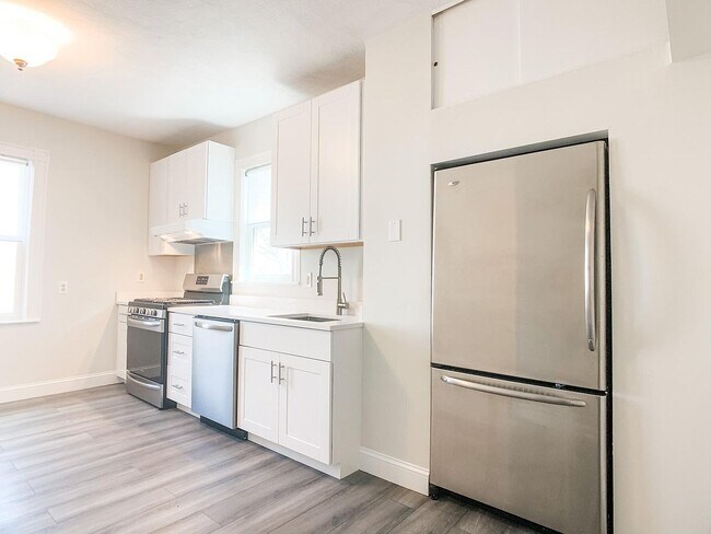 98 Bristol Rd, Unit 2 in Medford, MA - Building Photo - Building Photo