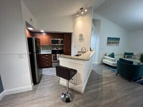 565 Vista Isles Dr in Sunrise, FL - Building Photo - Building Photo