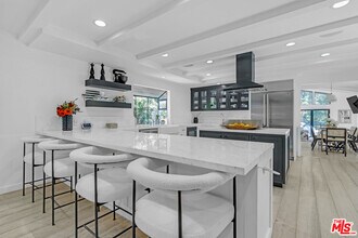 2121 El Roble Ln in Beverly Hills, CA - Building Photo - Building Photo