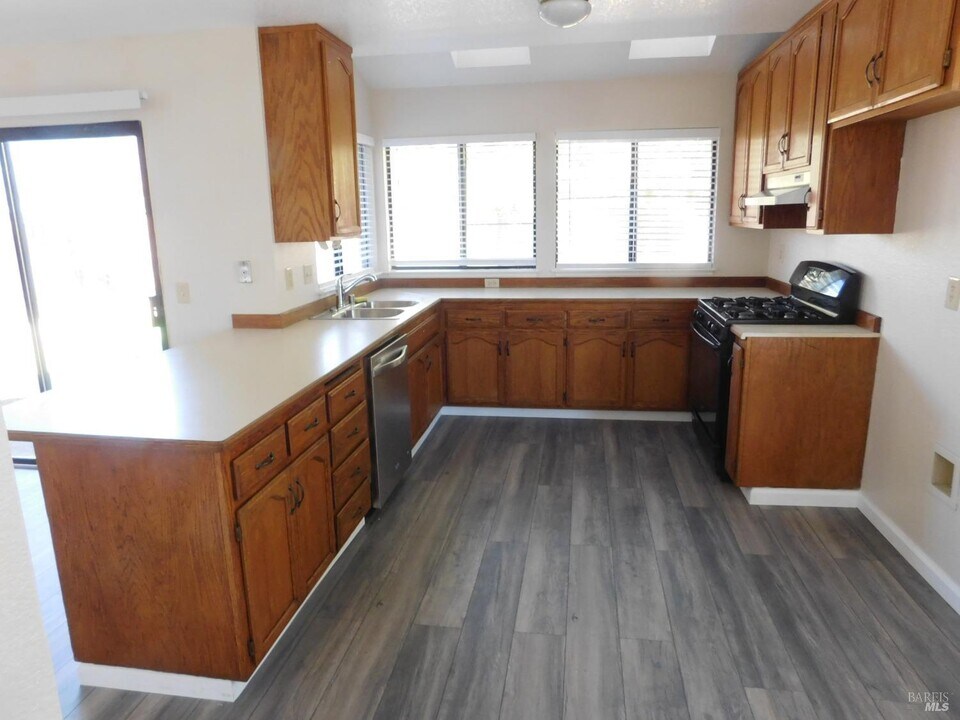 101 Constitution Ave in Vacaville, CA - Building Photo