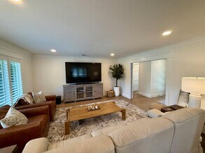 1833 Pandora Dr in Sarasota, FL - Building Photo - Building Photo