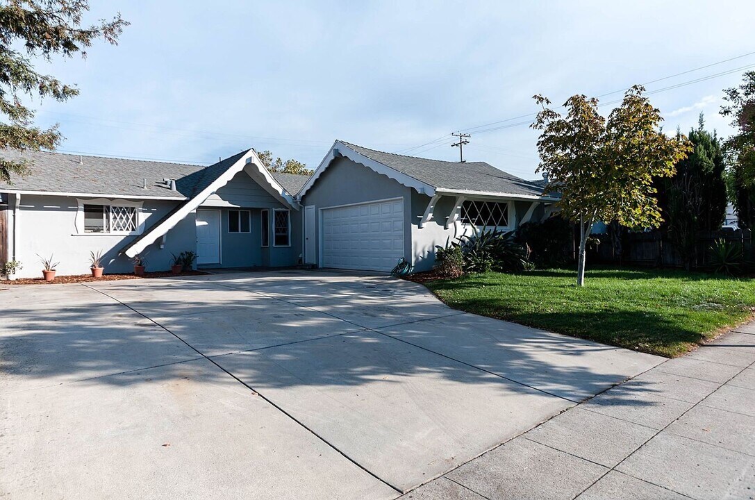 1434 Helmond Ln in San Jose, CA - Building Photo