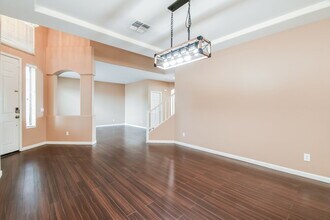 10047 E Lakeview Ave in Mesa, AZ - Foto de edificio - Building Photo