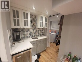 5486 Hixon Ave in Burlington, ON - Building Photo