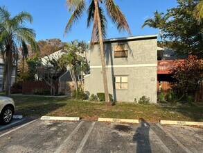 2 Crossings Cir in Boynton Beach, FL - Foto de edificio - Building Photo