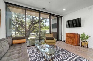 900 S 1st St in Austin, TX - Building Photo