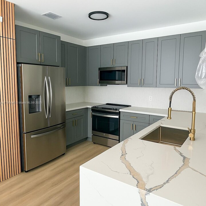 2121 NW 45th St, Unit b in Miami, FL - Building Photo