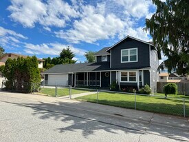 610-612 12th St NE in East Wenatchee, WA - Building Photo