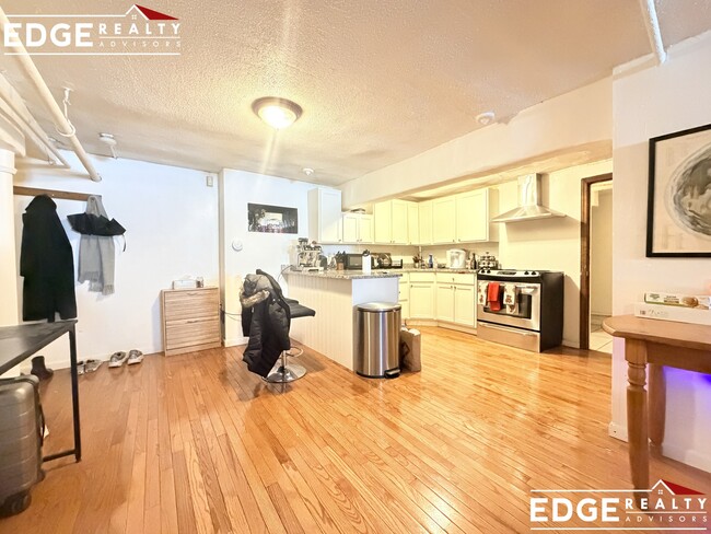 76 Egmont St, Unit B in Brookline, MA - Building Photo - Building Photo