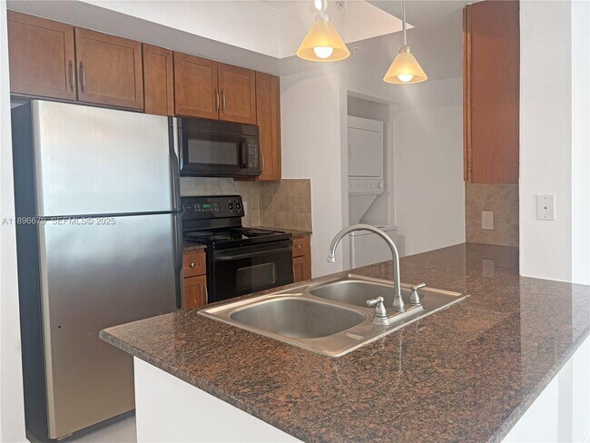 2000 N Bayshore Dr, Unit 1406 in Miami, FL - Building Photo - Building Photo