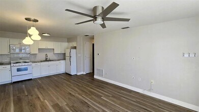 4356 Tahitian Gardens Cir in Holiday, FL - Foto de edificio - Building Photo