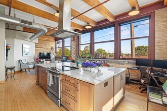 215 W Maple St in Milwaukee, WI - Building Photo - Building Photo