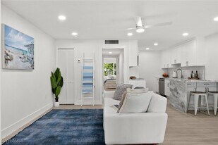 342 Harbour Dr in Naples, FL - Building Photo