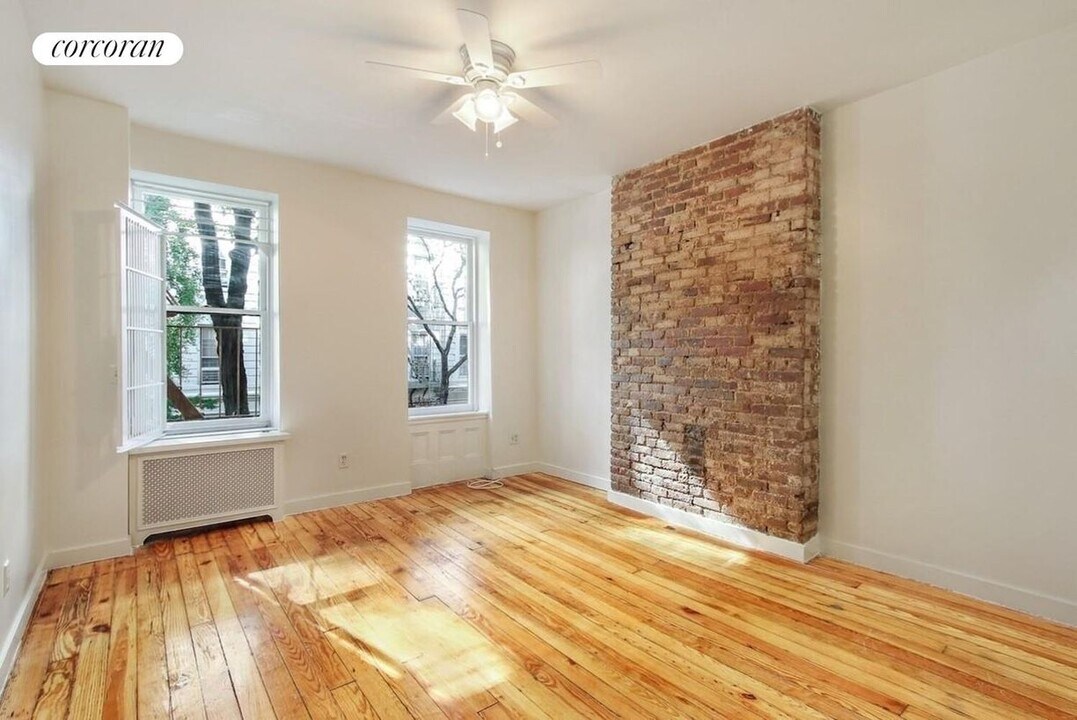 58 Perry St in New York, NY - Building Photo