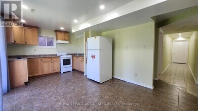 31 Hoptree Ave in Toronto, ON - Building Photo - Building Photo