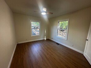 1349 NE Brooklyn Ave in Roseburg, OR - Building Photo - Building Photo