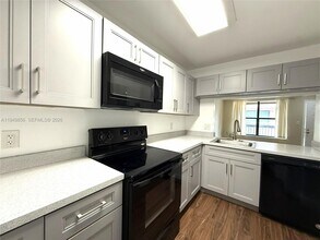 10043 Winding Lake Rd in Sunrise, FL - Building Photo - Building Photo