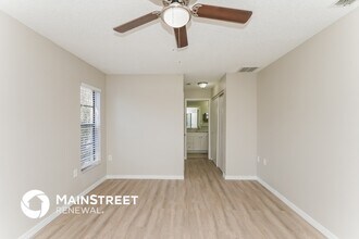 8055 Wooden Dr in Spring Hill, FL - Foto de edificio - Building Photo