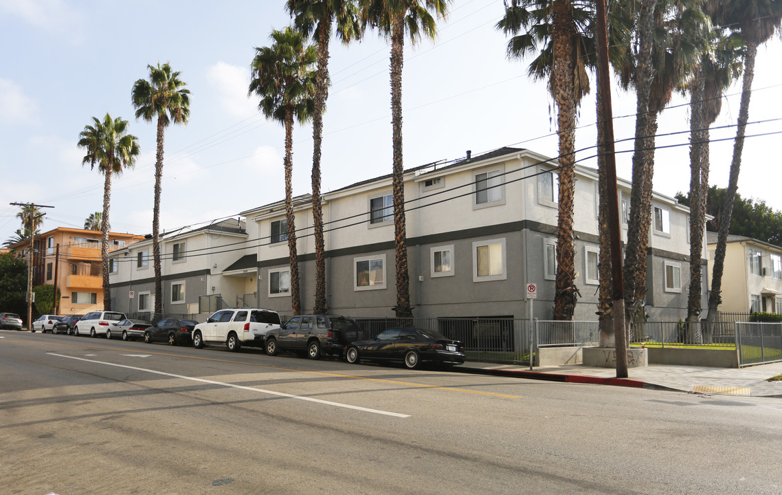 1540 N Bronson Ave in Los Angeles, CA - Foto de edificio