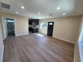 10941 Walnut Dr in Sunland, CA - Building Photo