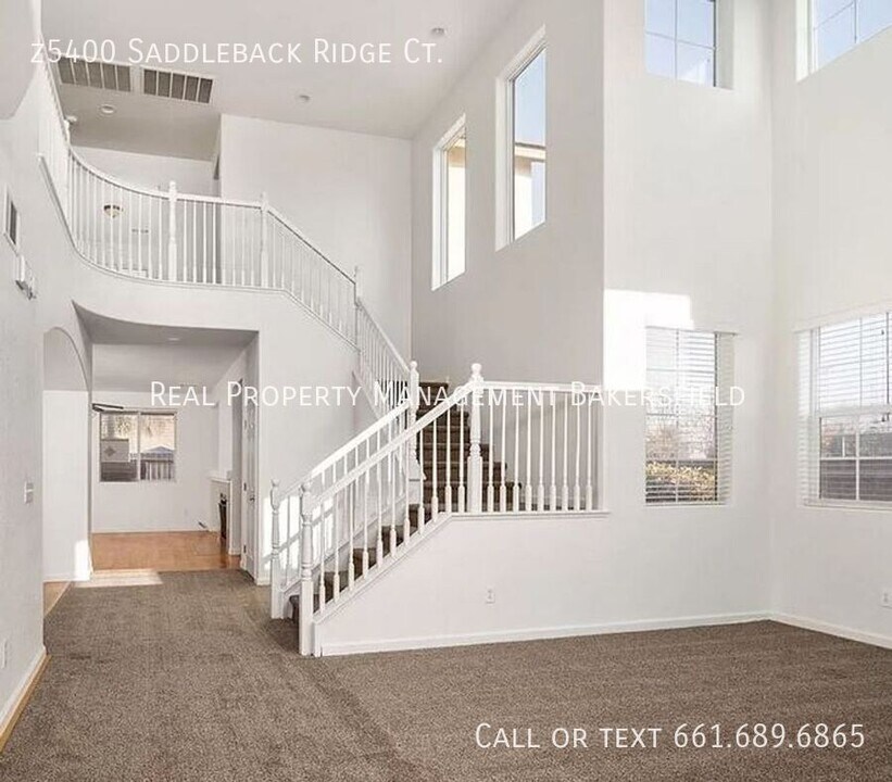 z5400 Saddleback Ridge Ct in Bakersfield, CA - Building Photo