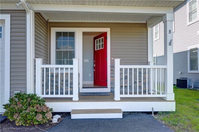 314 Chases Ln in Middletown, RI - Building Photo - Building Photo