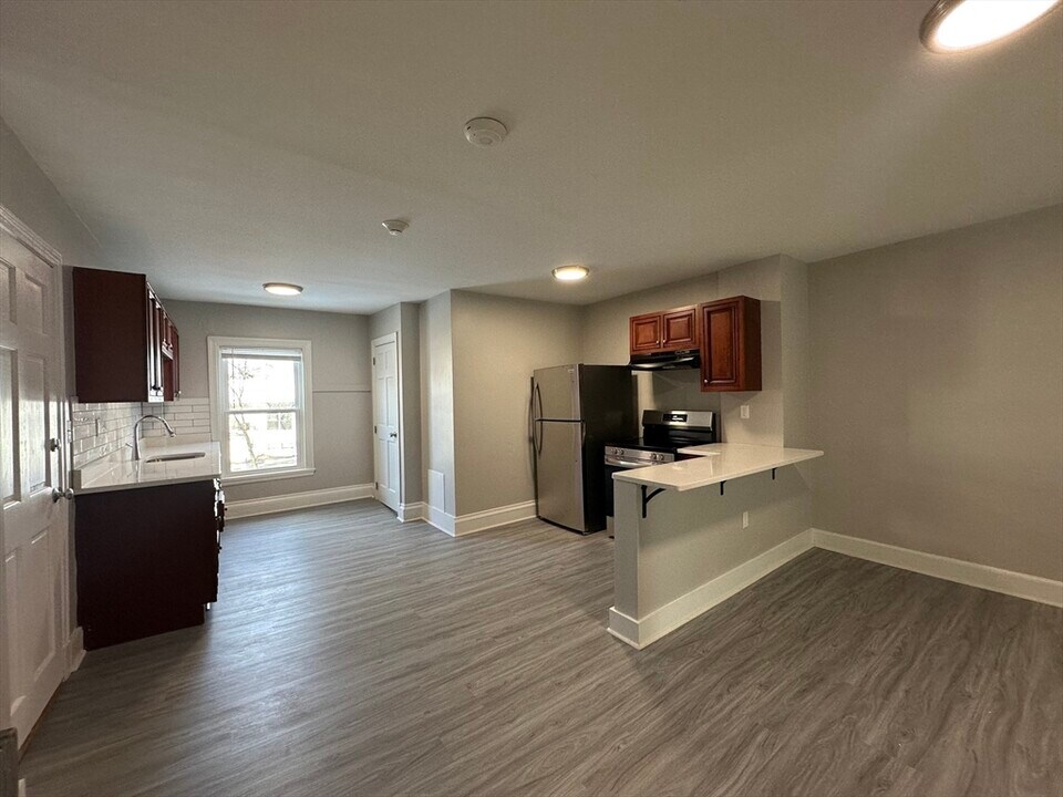 20 Wall St in Foxboro, MA - Building Photo