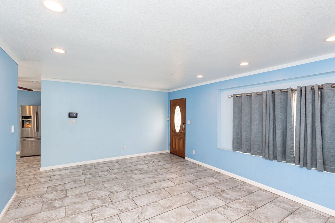 1302 Elkelton Blvd in Spring Valley, CA - Building Photo