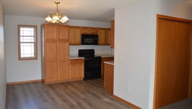 397 Country Clover Dr in Deforest, WI - Foto de edificio - Building Photo