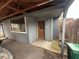 1316 Summers Ln in Klamath Falls, OR - Building Photo