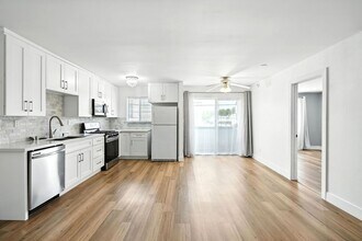 18530 Hatteras St in Los Angeles, CA - Building Photo - Building Photo