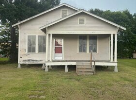 135 Castille St in Sunset, LA - Building Photo