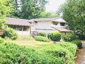 14112 NE 62nd St, Unit 1 Bd-1BA Yard in Redmond, WA - Building Photo