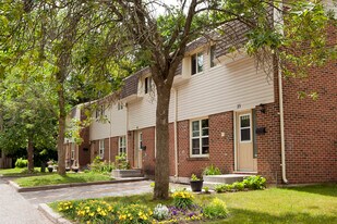 Tamarack Woods Townhouses in Barrie, ON - Building Photo