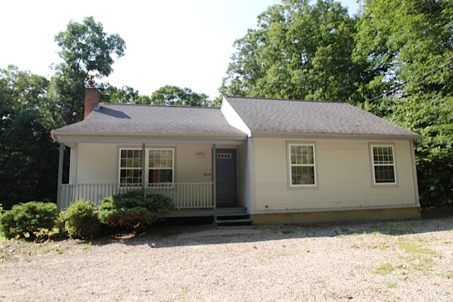 406 South Eagleville Road in Mansfield, CT - Foto de edificio