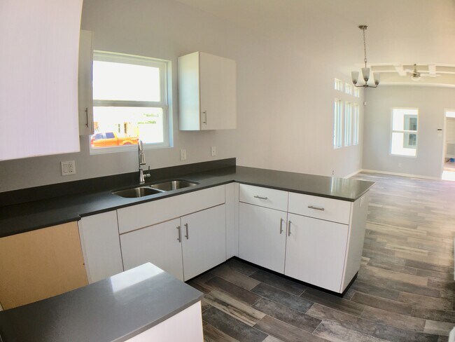 417 Newport Ave, Unit 2 in Edinburg, TX - Foto de edificio - Building Photo