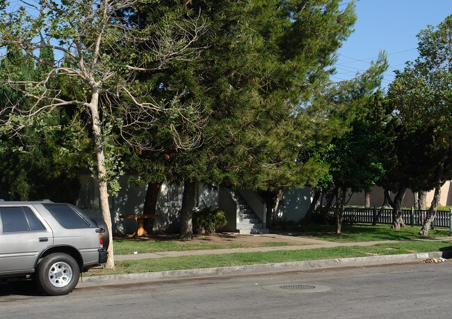 2502 S Baker St in Santa Ana, CA - Foto de edificio - Building Photo