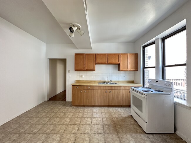 3147 W Medill Ave, Unit A01C in Chicago, IL - Foto de edificio - Building Photo