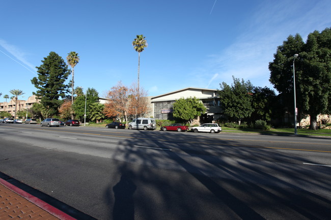 Sherman Way in Reseda, CA - Foto de edificio - Building Photo