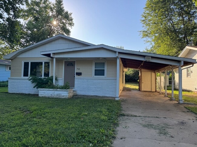 property at 702 N Lone Pine Ave