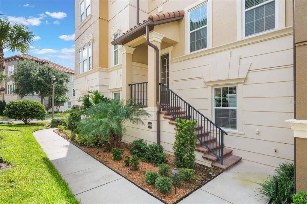 1932 Lobelia Dr in Lake Mary, FL - Foto de edificio