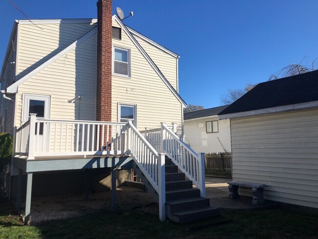9 Graywood Rd, Unit B1 in Port Washington, NY - Foto de edificio - Building Photo
