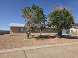 6615 Nielsen Way in Golden Valley, AZ - Building Photo