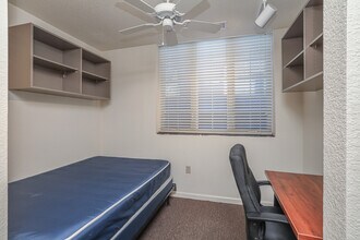 610 Springfield in Champaign, IL - Foto de edificio - Interior Photo