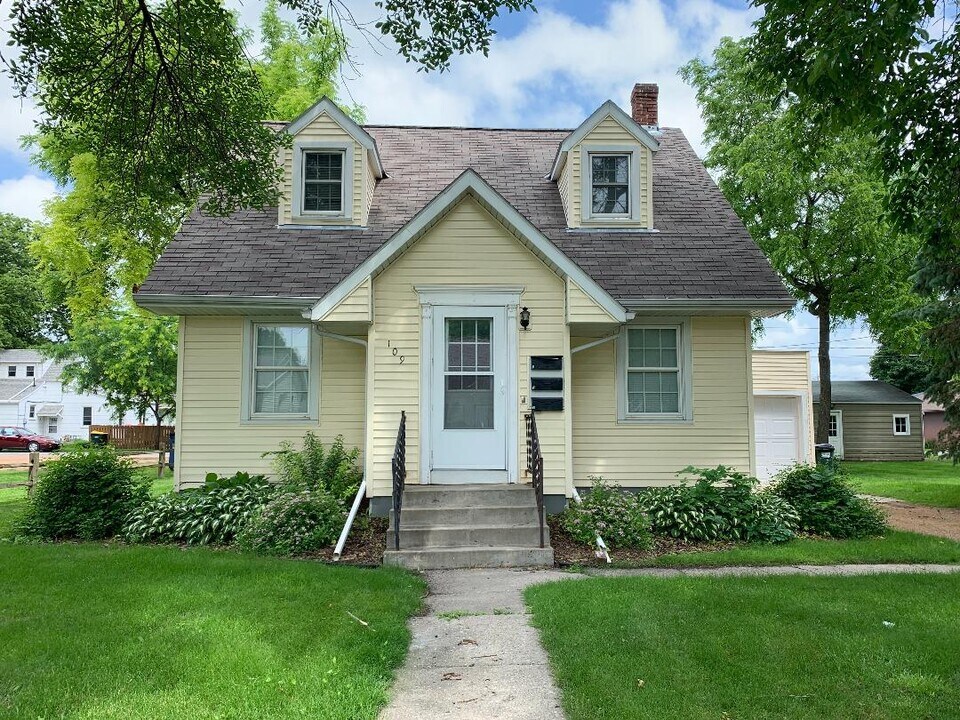 109 E Chestnut St, Unit #3 in Redwood Falls, MN - Building Photo