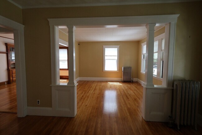 39 Trowbridge St in Arlington, MA - Building Photo - Building Photo