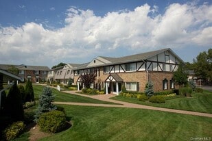 4 Starlight Walk in Holbrook, NY - Building Photo