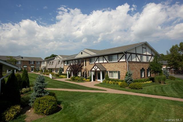 4 Starlight Walk in Holbrook, NY - Building Photo